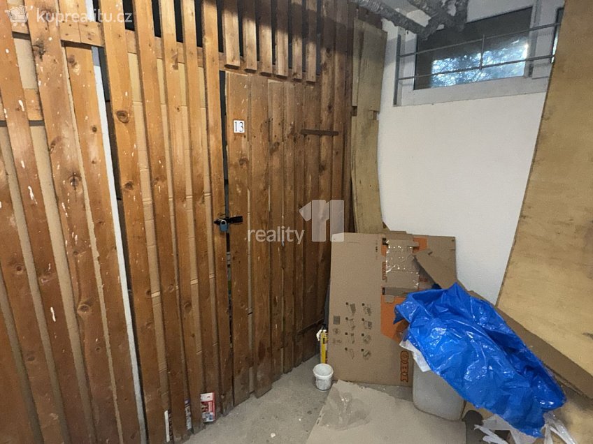 Pronájem bytu 2+kk 54 m^2 K Vystrkovu, Praha 12 