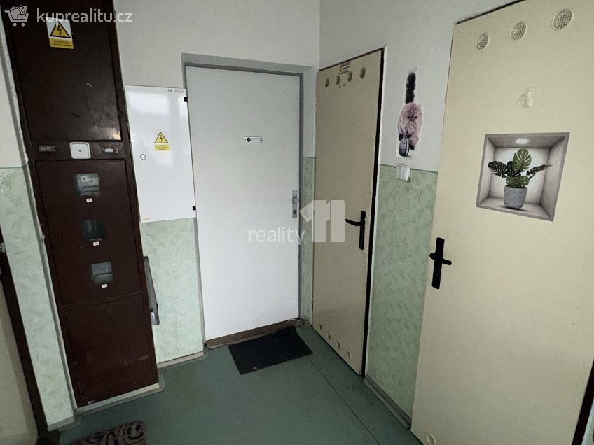 Pronájem bytu 2+kk 54 m^2 K Vystrkovu, Praha 12 