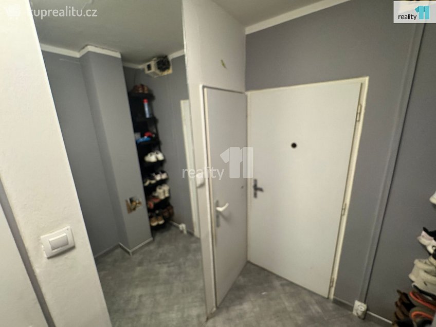 Pronájem bytu 2+kk 54 m^2 K Vystrkovu, Praha 12 