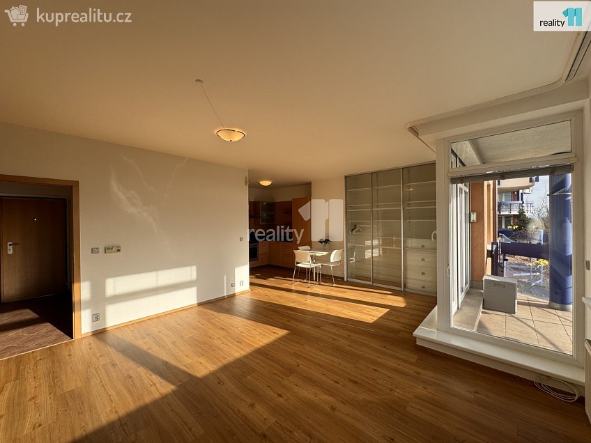 Pronájem bytu 1+kk 45 m^2 Nad Okrouhlíkem, Praha 8 