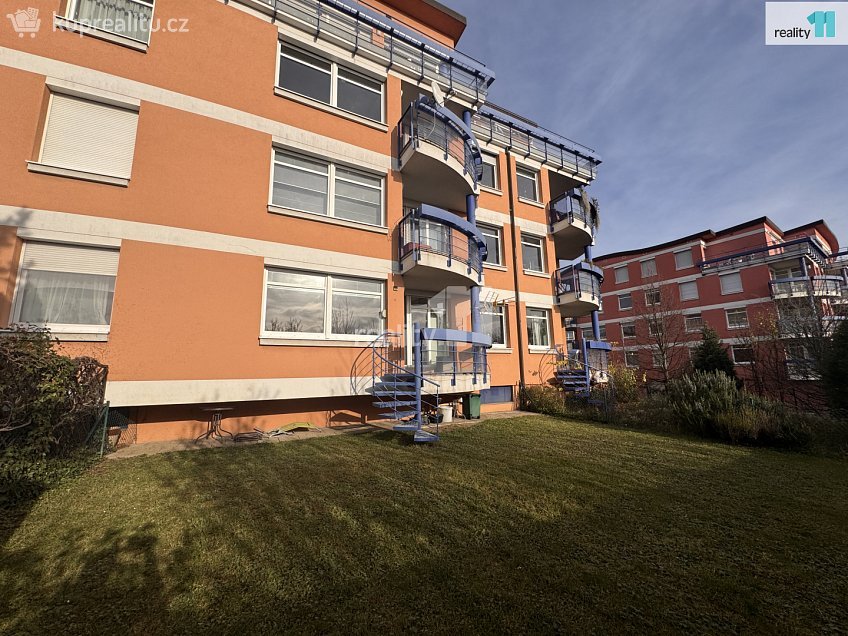 Pronájem bytu 1+kk 45 m^2 Nad Okrouhlíkem, Praha 8 