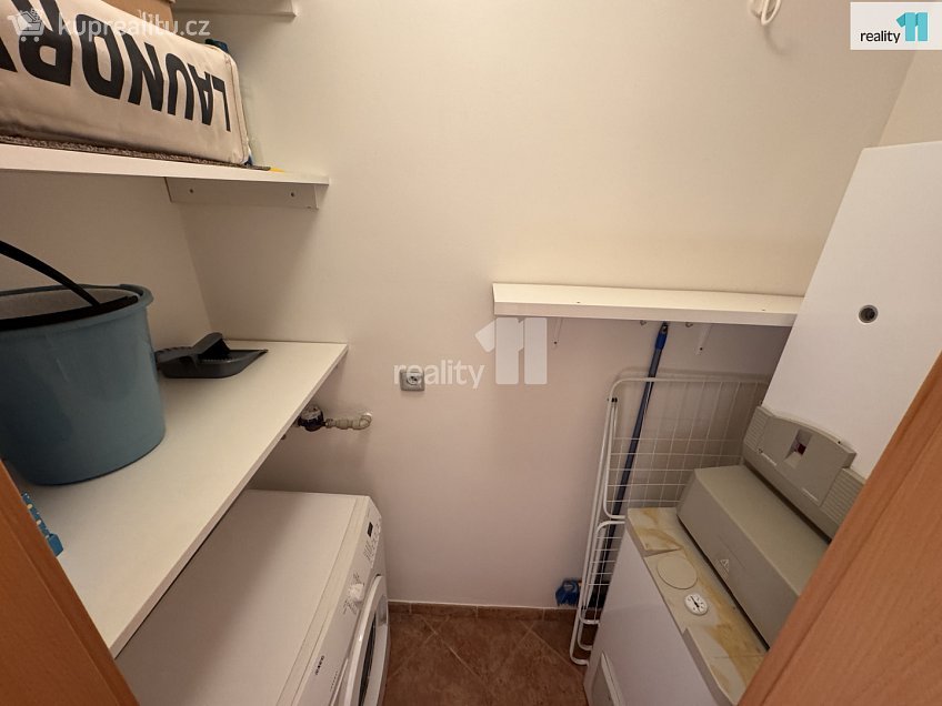 Pronájem bytu 1+kk 45 m^2 Nad Okrouhlíkem, Praha 8 