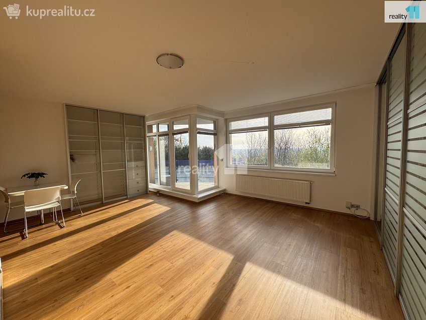 Pronájem bytu 1+kk 45 m^2 Nad Okrouhlíkem, Praha 8 