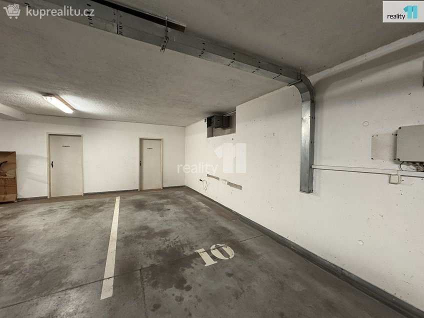 Pronájem bytu 1+kk 45 m^2 Nad Okrouhlíkem, Praha 8 