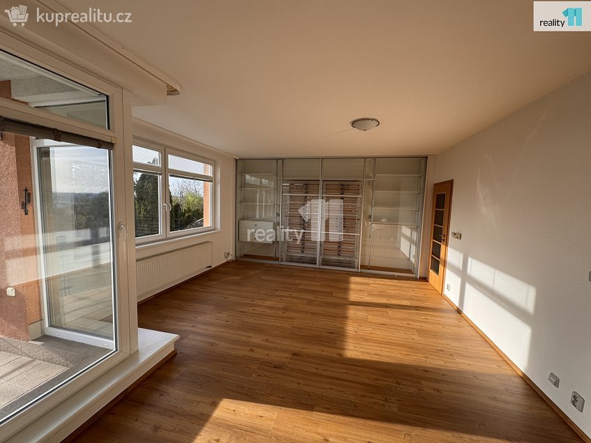 Pronájem bytu 1+kk 45 m^2 Nad Okrouhlíkem, Praha 8 