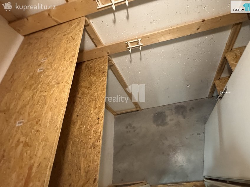 Pronájem bytu 1+kk 45 m^2 Nad Okrouhlíkem, Praha 8 