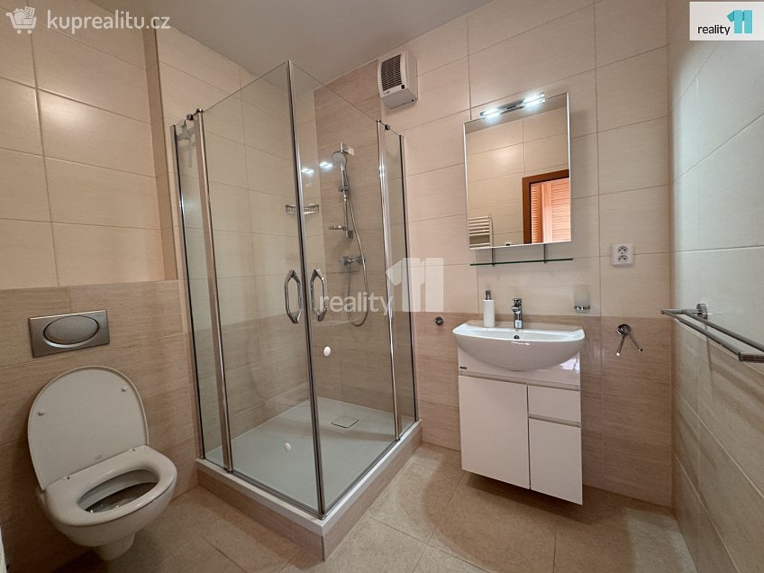 Pronájem bytu 1+kk 45 m^2 Nad Okrouhlíkem, Praha 8 