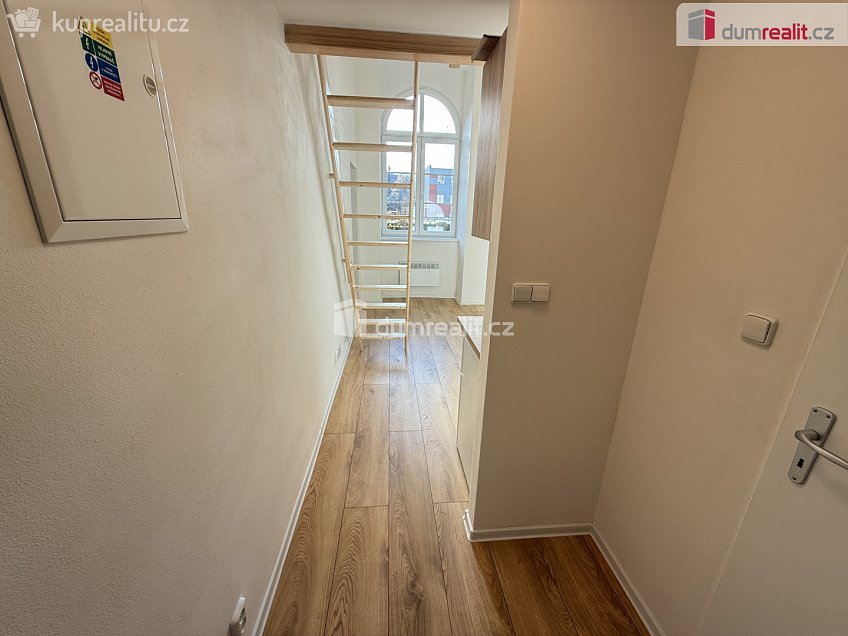 Pronájem bytu 1+kk 35 m^2 Na Valentince, Praha 5 