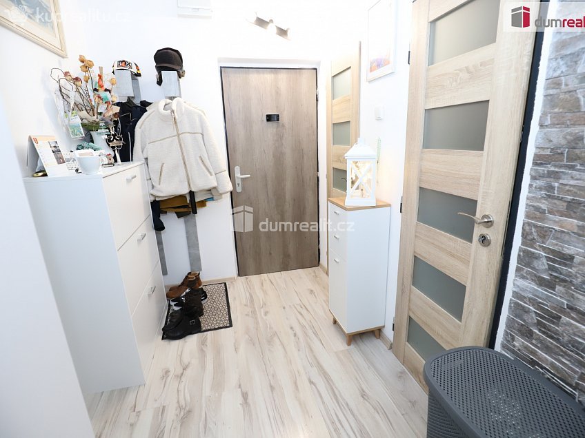 Prodej bytu 2+1 57 m^2 Sídliště, Hroznětín 