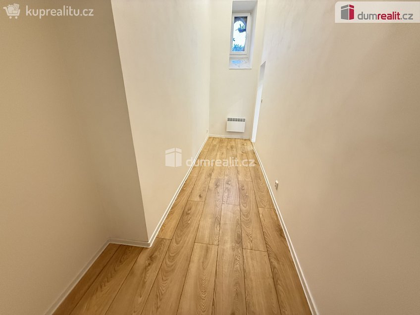 Pronájem bytu 1+1 35 m^2 Na Valentince, Praha 5 