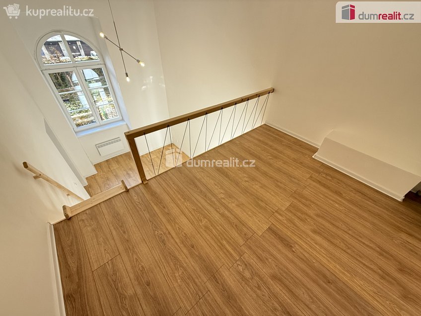 Pronájem bytu 1+1 35 m^2 Na Valentince, Praha 5 