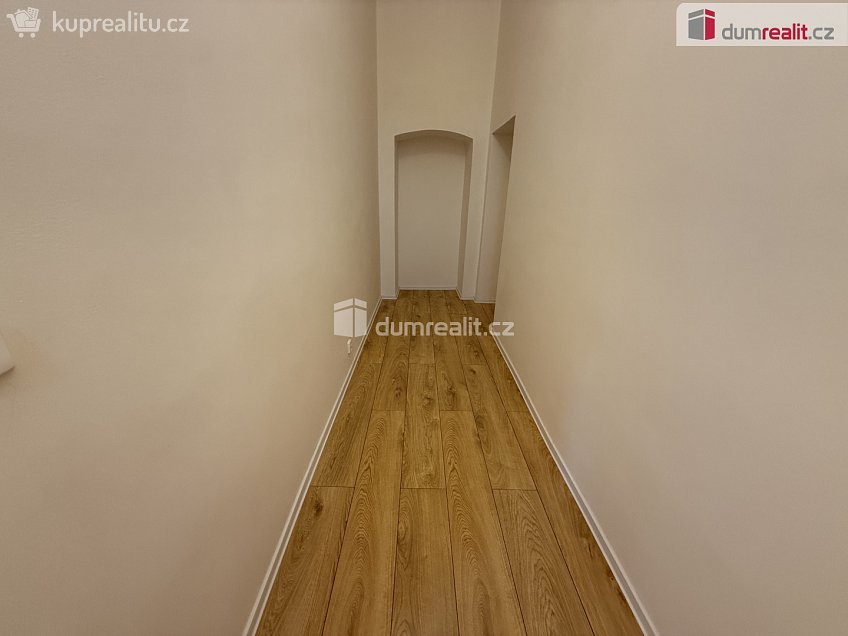 Pronájem bytu 1+1 35 m^2 Na Valentince, Praha 5 