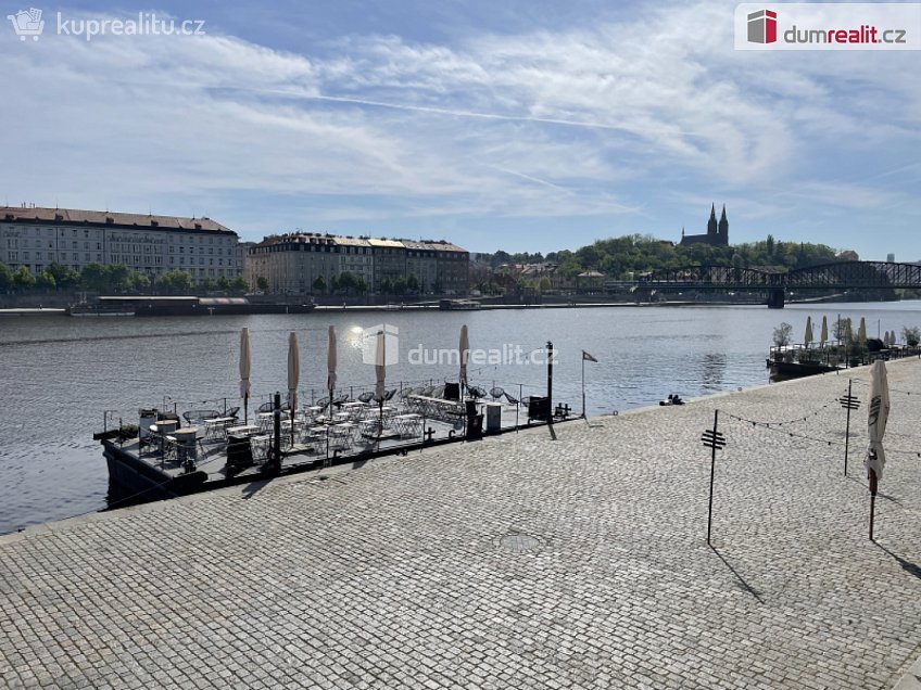 Pronájem bytu 1+1 35 m^2 Na Valentince, Praha 5 