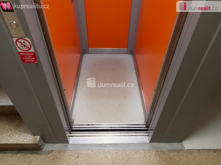 Pronájem bytu 2+1 56 m^2 Přátelství, Karlovy Vary 