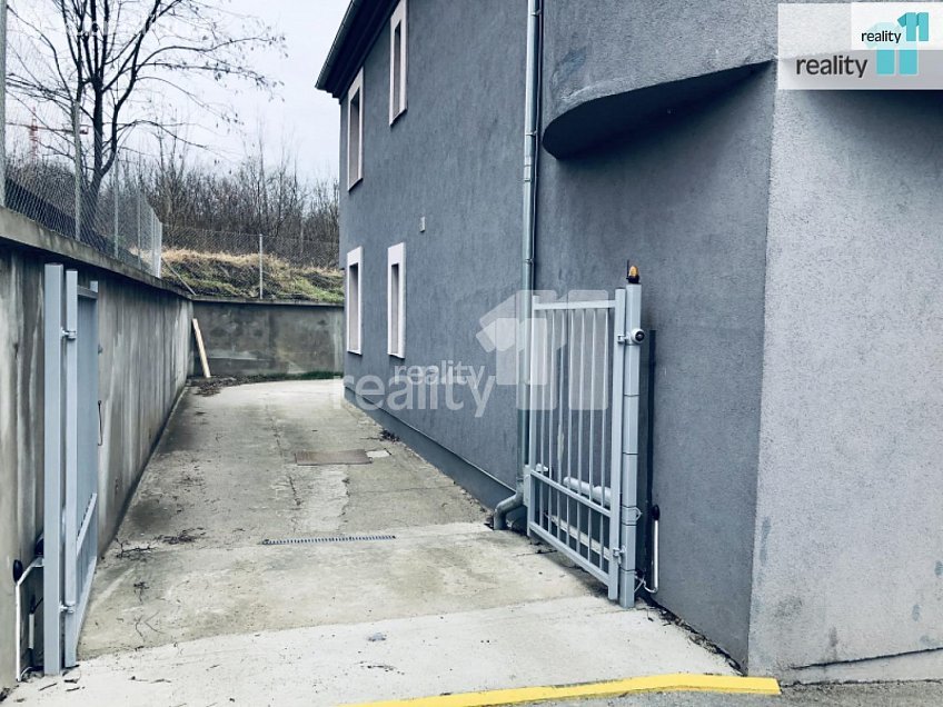 Pronájem bytu 1+kk 20 m^2 Českobrodská, Praha 9 