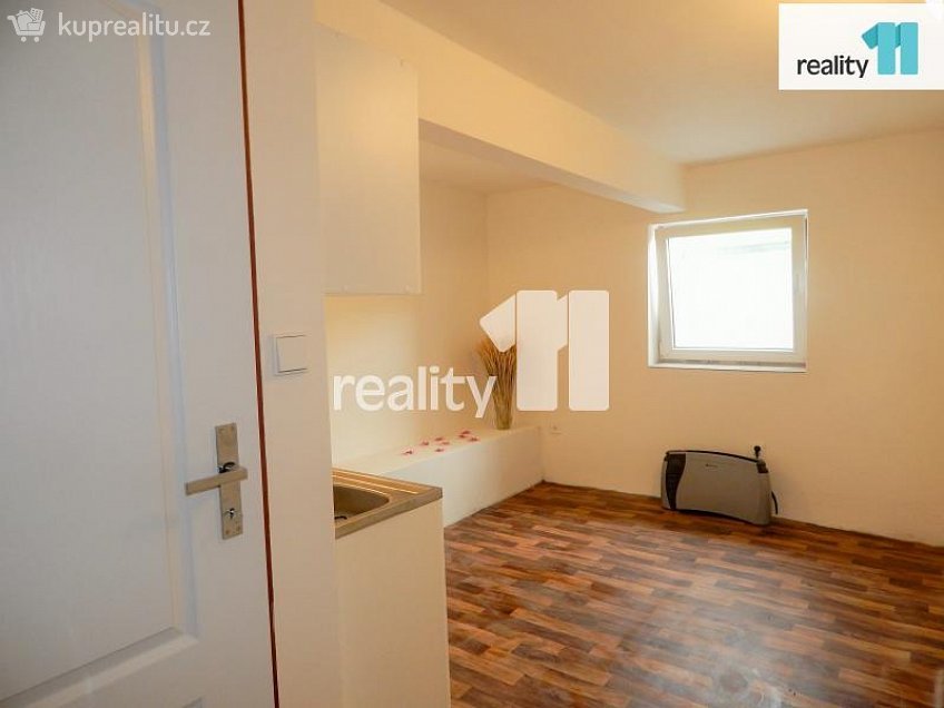 Pronájem bytu 1+kk 20 m^2 Českobrodská, Praha 9 