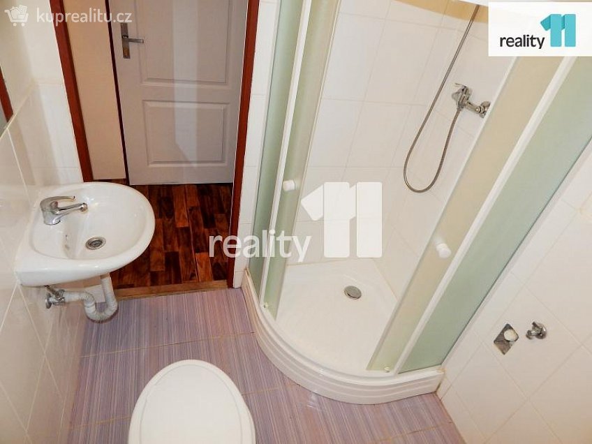 Pronájem bytu 1+kk 20 m^2 Českobrodská, Praha 9 