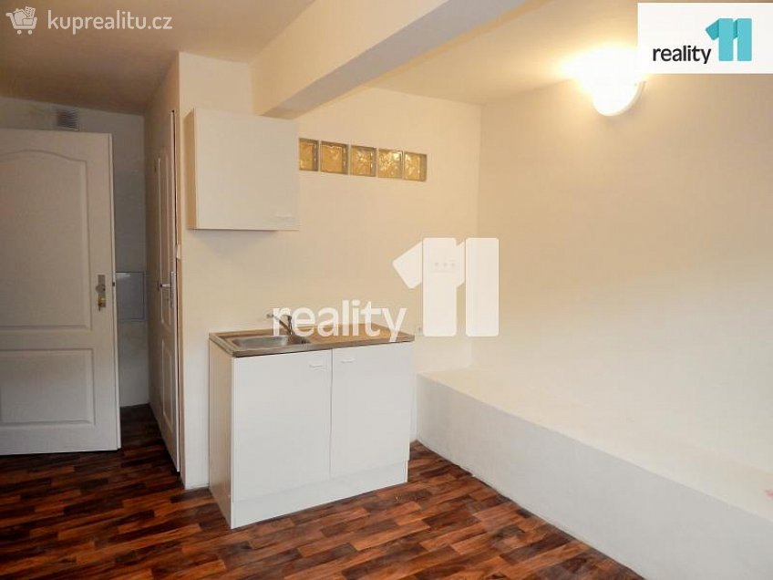 Pronájem bytu 1+kk 20 m^2 Českobrodská, Praha 9 