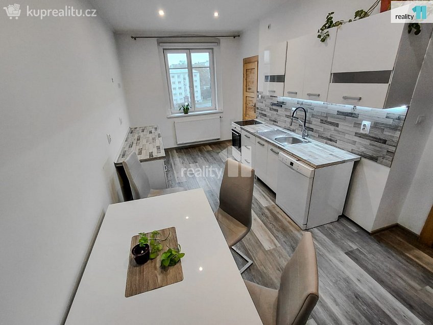 Prodej bytu 2+1 80 m^2 Májová, Cheb 