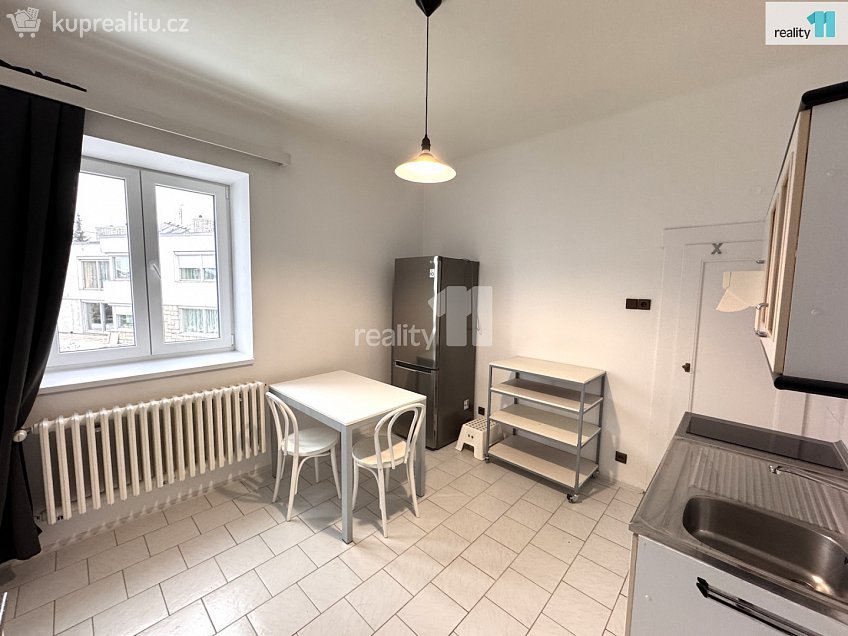Pronájem bytu 1+1 49 m^2 Zlonínská, Praha 8 