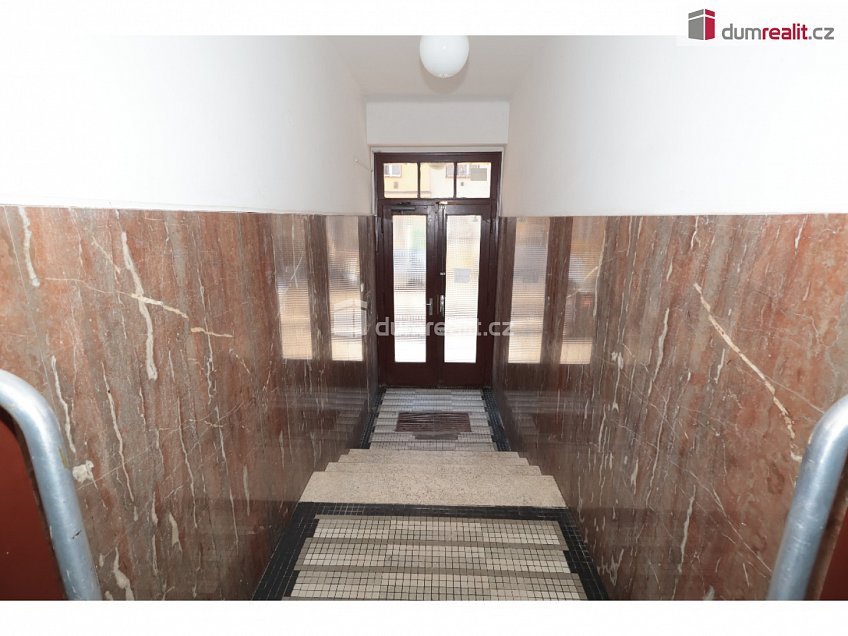 Pronájem bytu 1+kk 26 m^2 V předpolí, Praha 10 