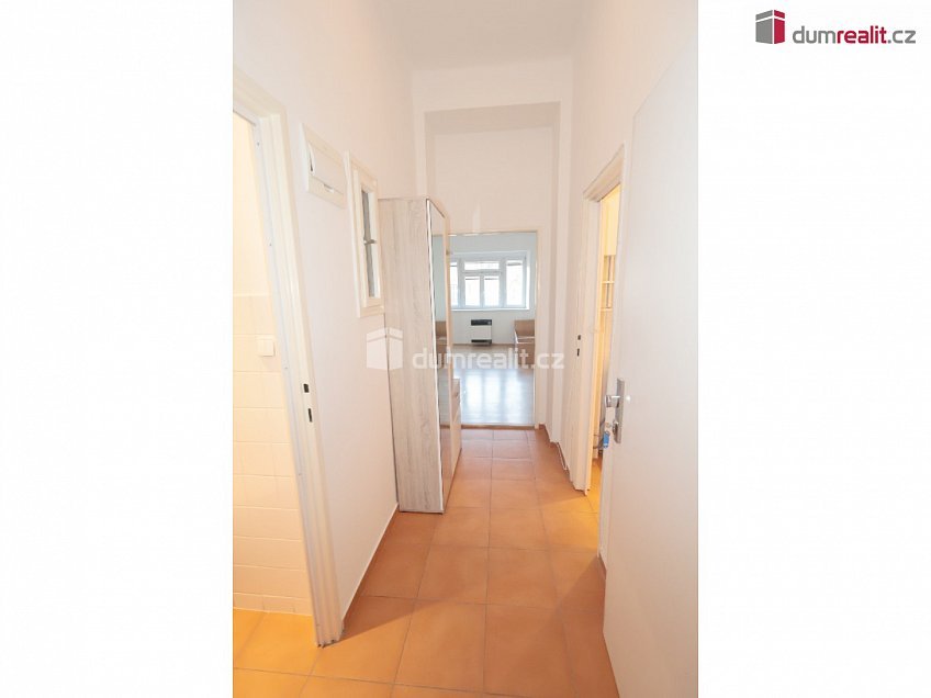 Pronájem bytu 1+kk 26 m^2 V předpolí, Praha 10 