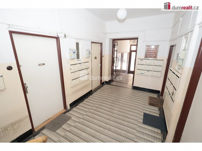 Pronájem bytu 1+kk 26 m^2 V předpolí, Praha 10 