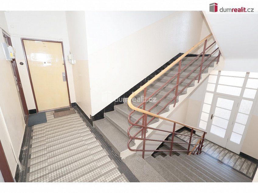 Pronájem bytu 1+kk 26 m^2 V předpolí, Praha 10 