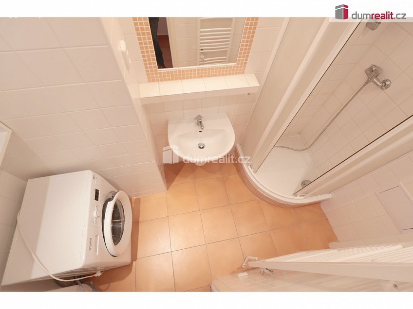 Pronájem bytu 1+kk 26 m^2 V předpolí, Praha 10 