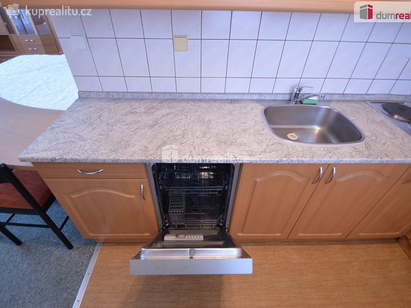 Pronájem bytu 1+kk 32 m^2 Kodymova, Praha 13 