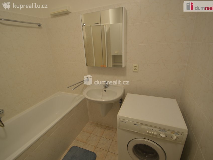 Pronájem bytu 1+kk 32 m^2 Kodymova, Praha 13 