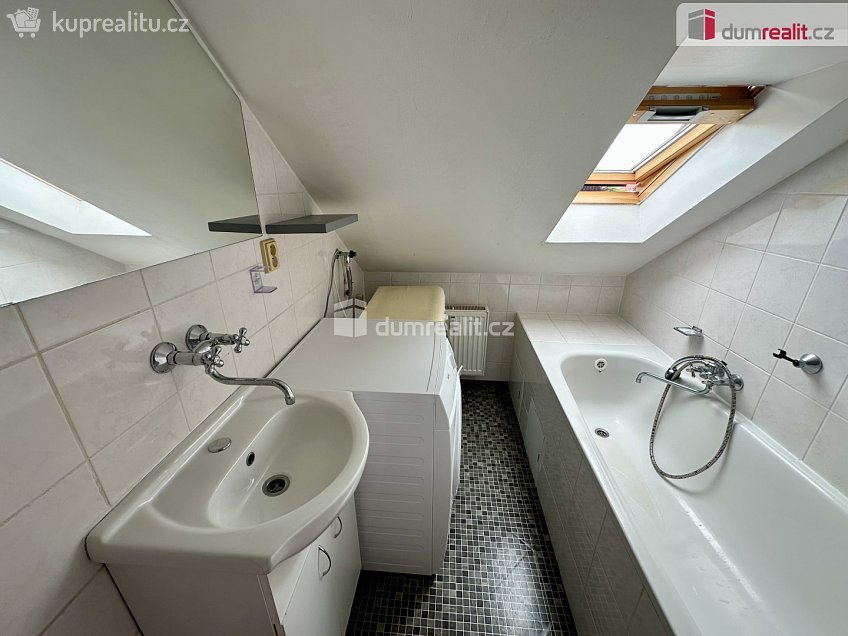 Pronájem bytu 2+1 55 m^2 Kollárova, Ostrov 