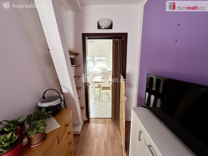 Pronájem bytu 2+1 55 m^2 Kollárova, Ostrov 