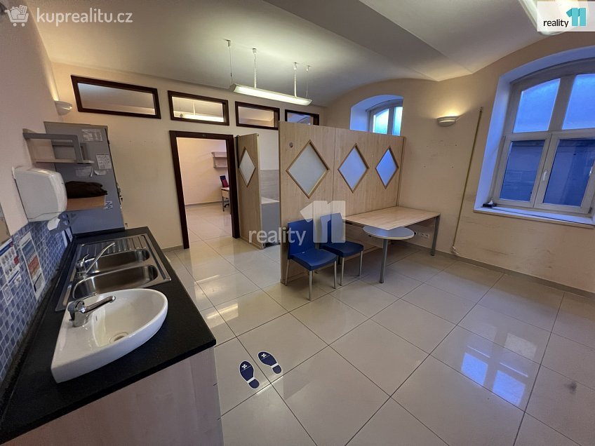 Pronájem  obchodních prostor 146 m^2 Chebská, Karlovy Vary 