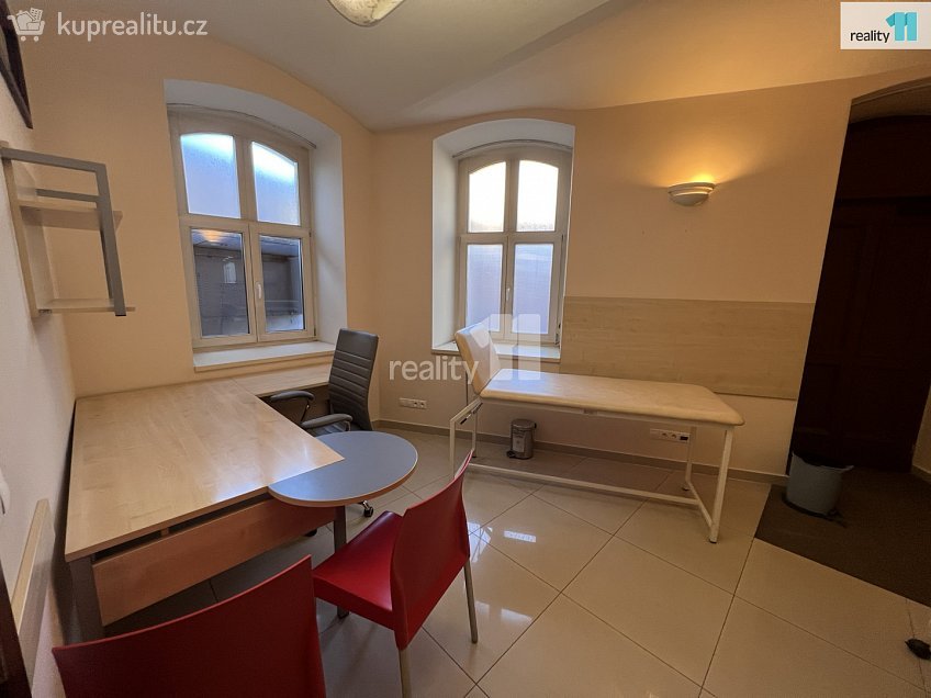 Pronájem  obchodních prostor 146 m^2 Chebská, Karlovy Vary 