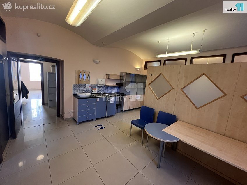 Pronájem  obchodních prostor 146 m^2 Chebská, Karlovy Vary 