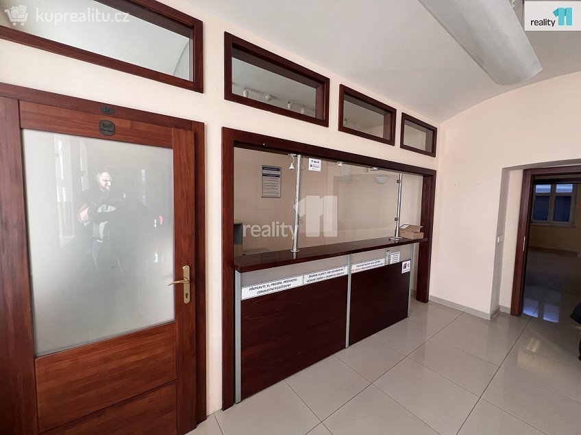 Pronájem  obchodních prostor 146 m^2 Chebská, Karlovy Vary 