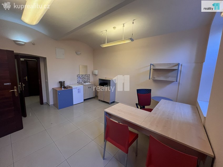 Pronájem  obchodních prostor 146 m^2 Chebská, Karlovy Vary 