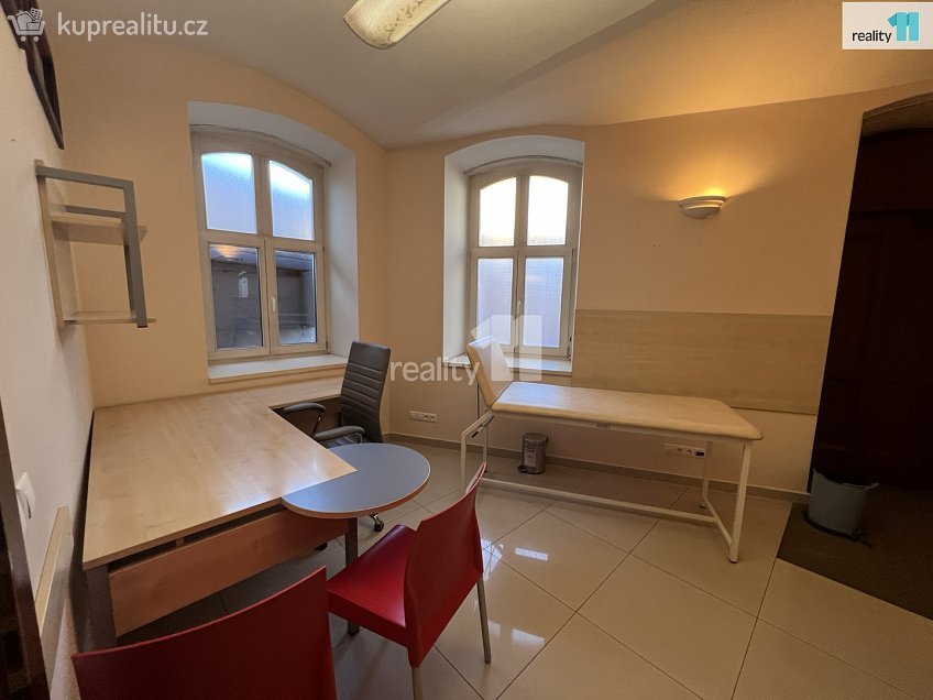 Pronájem  obchodních prostor 146 m^2 Chebská, Karlovy Vary 