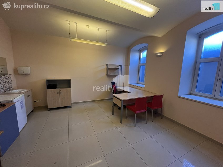 Pronájem  obchodních prostor 146 m^2 Chebská, Karlovy Vary 