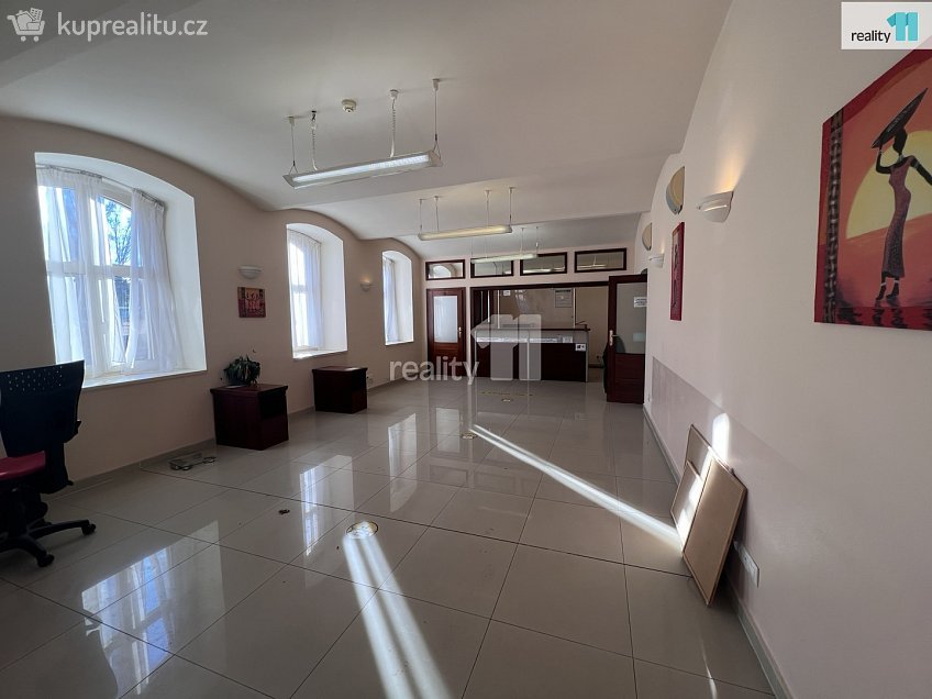 Pronájem  obchodních prostor 146 m^2 Chebská, Karlovy Vary 