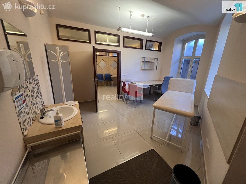 Pronájem  obchodních prostor 146 m^2 Chebská, Karlovy Vary 