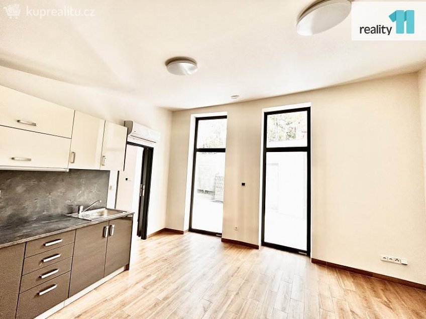 Pronájem bytu 1+kk 34 m^2 Michelská, Praha 4 