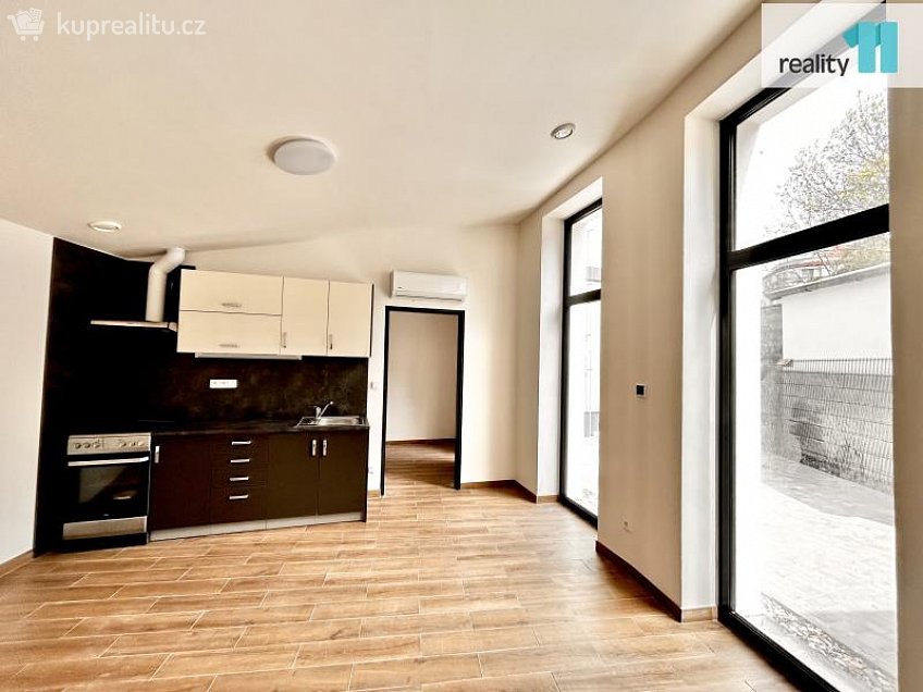 Pronájem bytu 1+kk 34 m^2 Michelská, Praha 4 