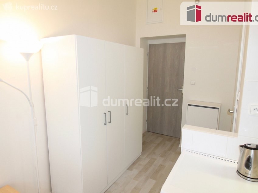 Pronájem bytu 1+kk 20 m^2 Ke Koulce, Praha 5 