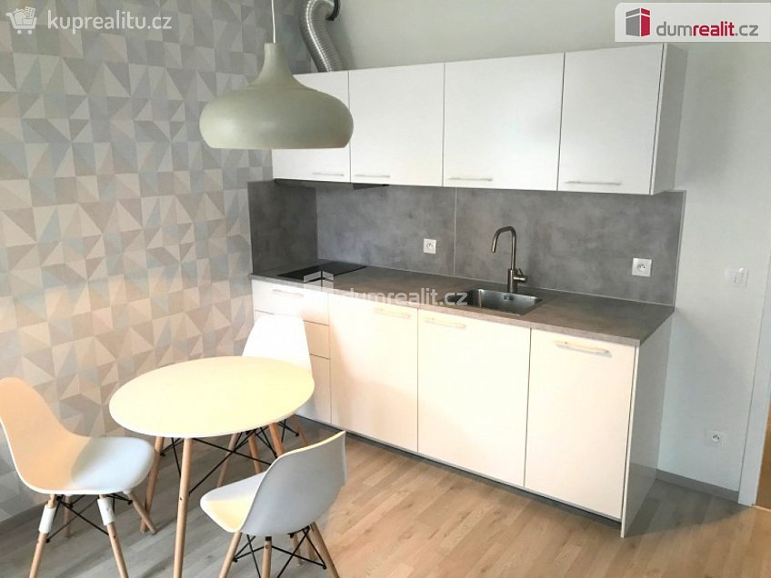 Pronájem bytu 1+kk 33 m^2 Strnadových, Praha 9 