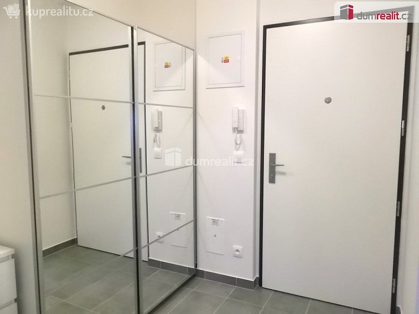 Pronájem bytu 1+kk 33 m^2 Strnadových, Praha 9 