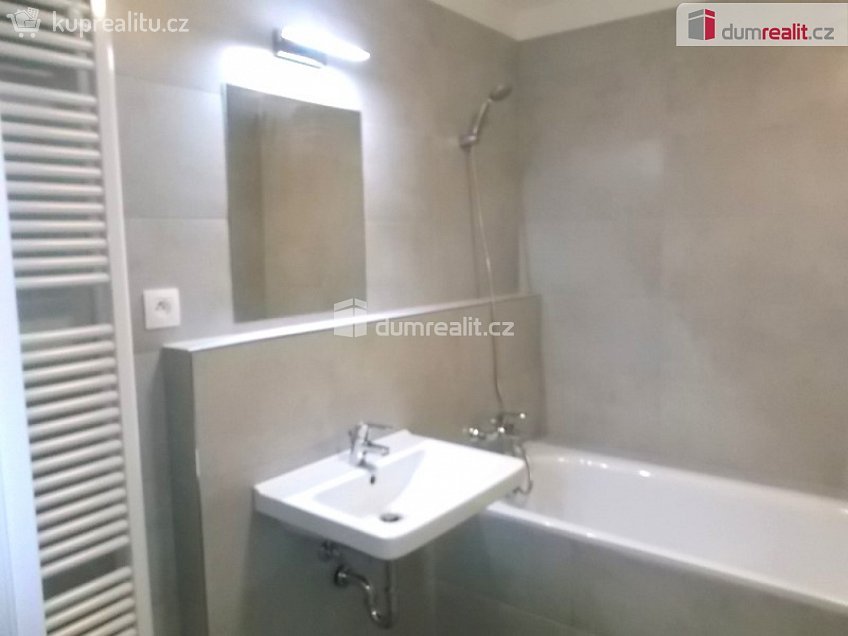 Pronájem bytu 1+kk 33 m^2 Strnadových, Praha 9 