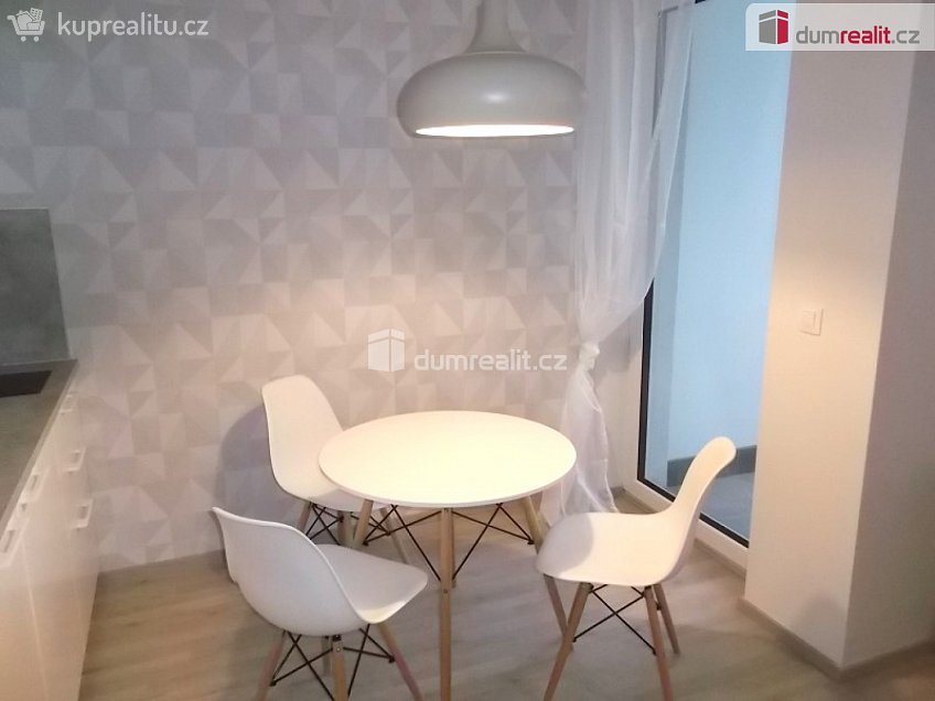 Pronájem bytu 1+kk 33 m^2 Strnadových, Praha 9 