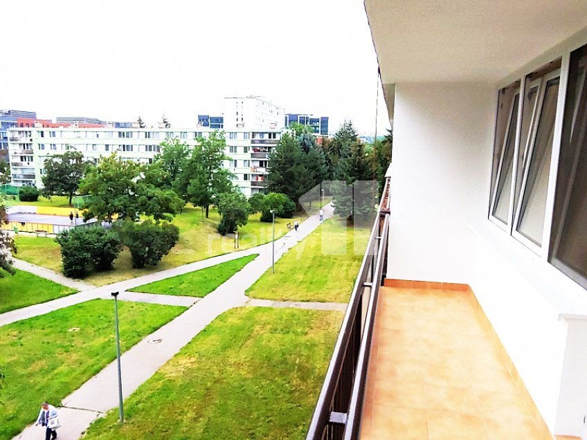 Pronájem bytu 3+kk 47 m^2 Nekvasilova, Praha 8 